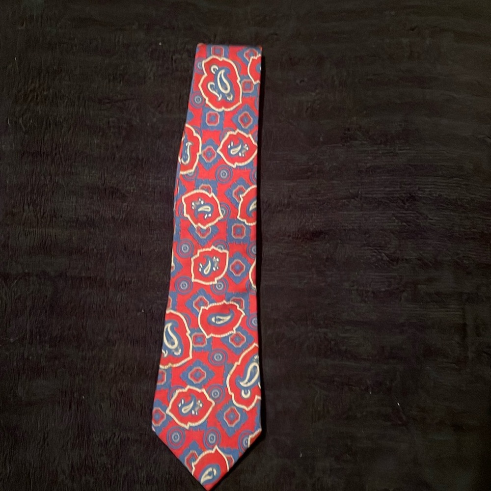 Great looking red paisley Men’s Necktie